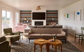 The Carter House - 16 Person Luxury Accommodation Villa Belleville  Canada